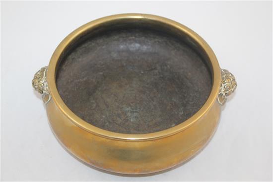 A Chinese bronze gui censer, Xuande mark, 19th century, W.20cm, rim diam.16cm